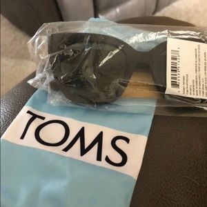 New Women’s  Toms sunglasses 🕶